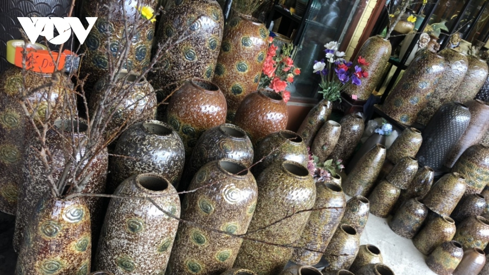 Bình hoa dáng chuông - hàng "hot" để cắm cành đào, lê, mận chơi Tết