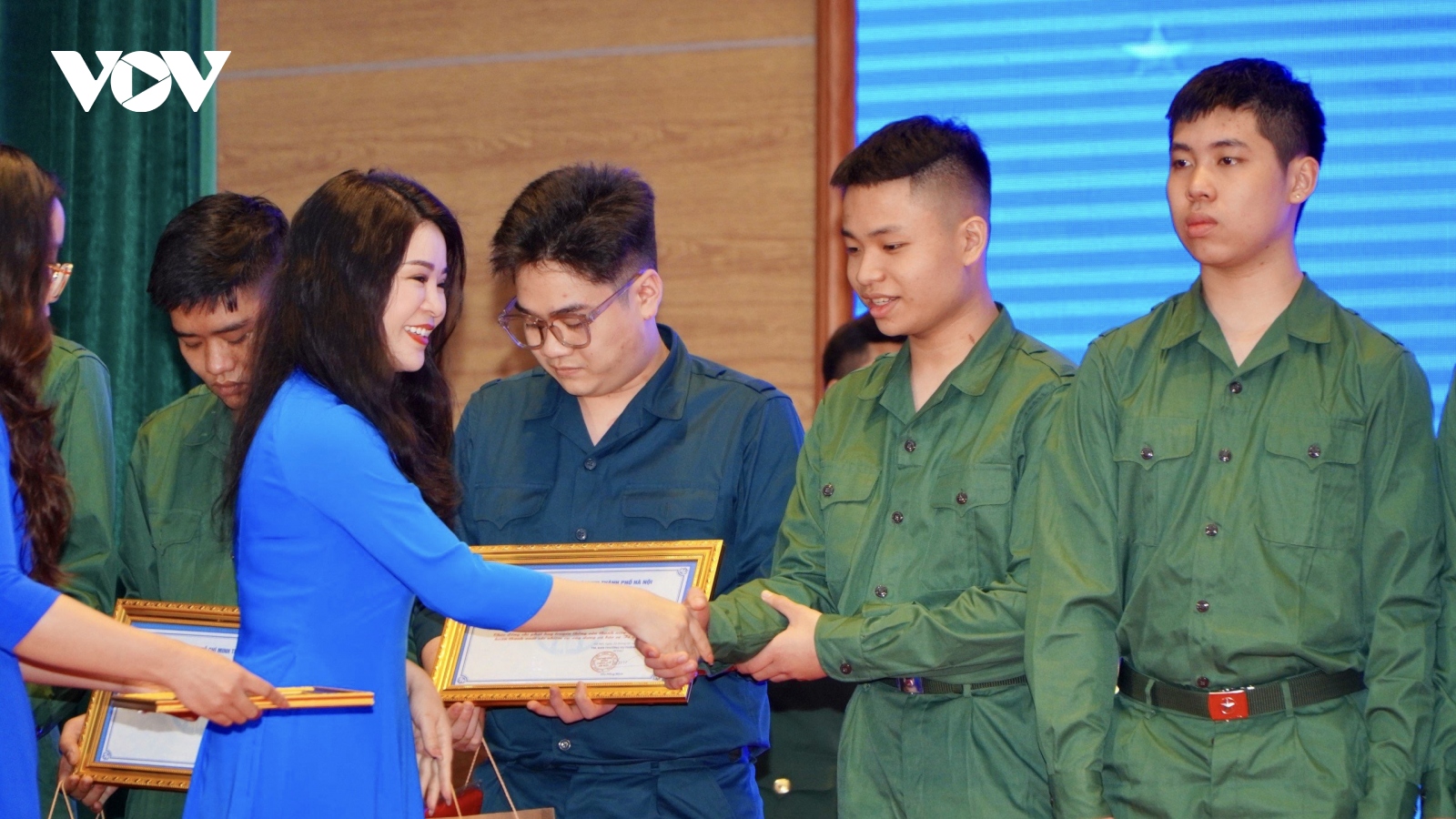 Tặng sổ tiết kiệm cho thanh niên ở Hà Nội tình nguyện viết đơn nhập ngũ