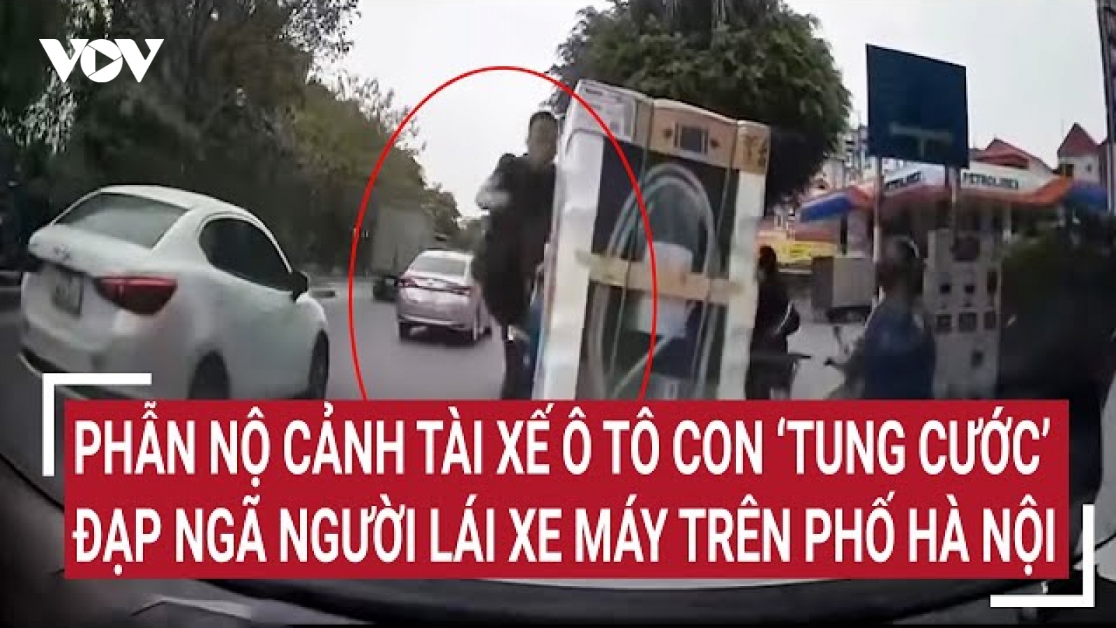 Công an triệu tập tài xế ô tô "tung cước" đạp ngã người đi xe máy ở quận Hà Đông