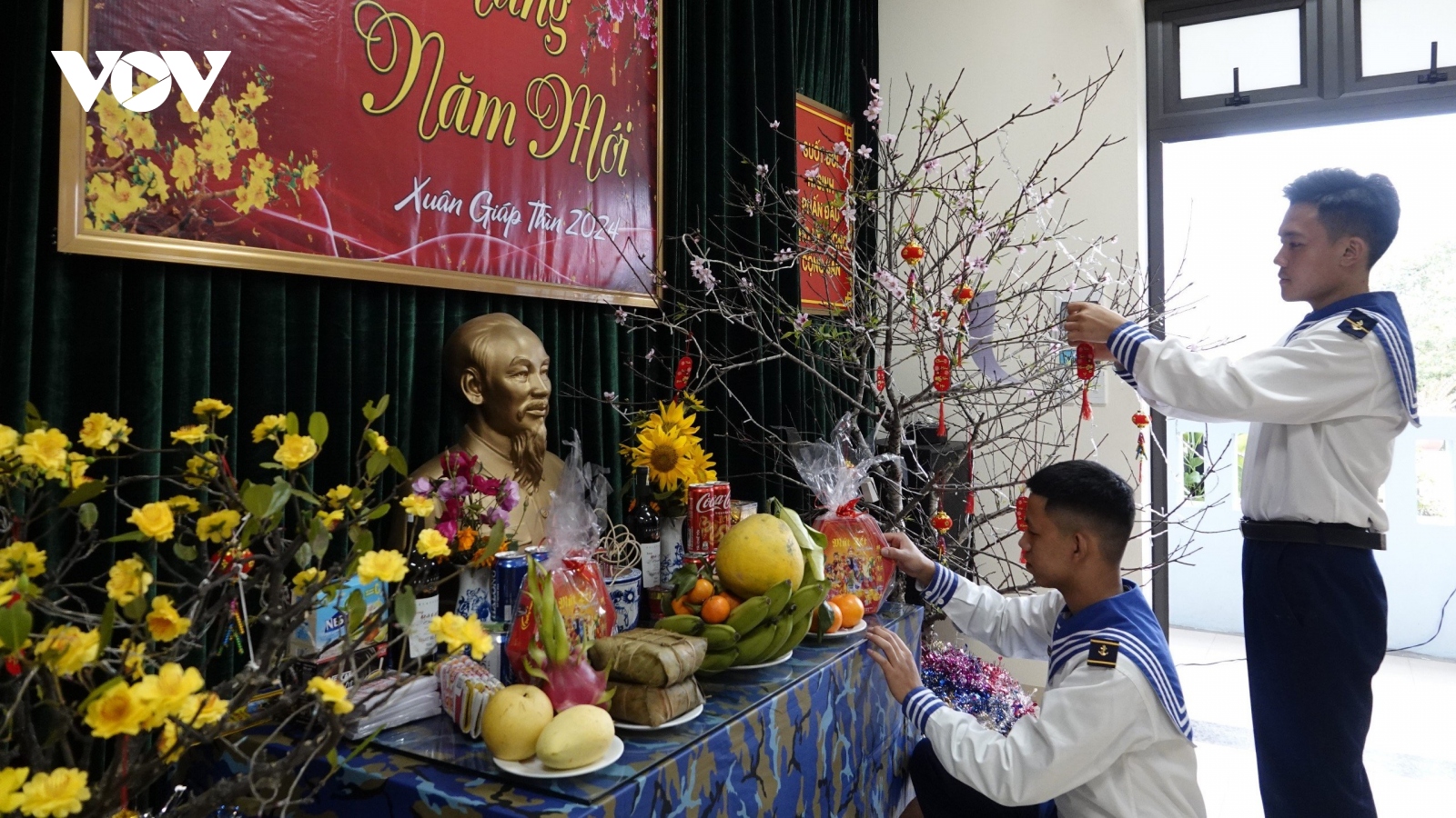 Tết sớm thắm tình quân dân tại xã đảo Bản Sen