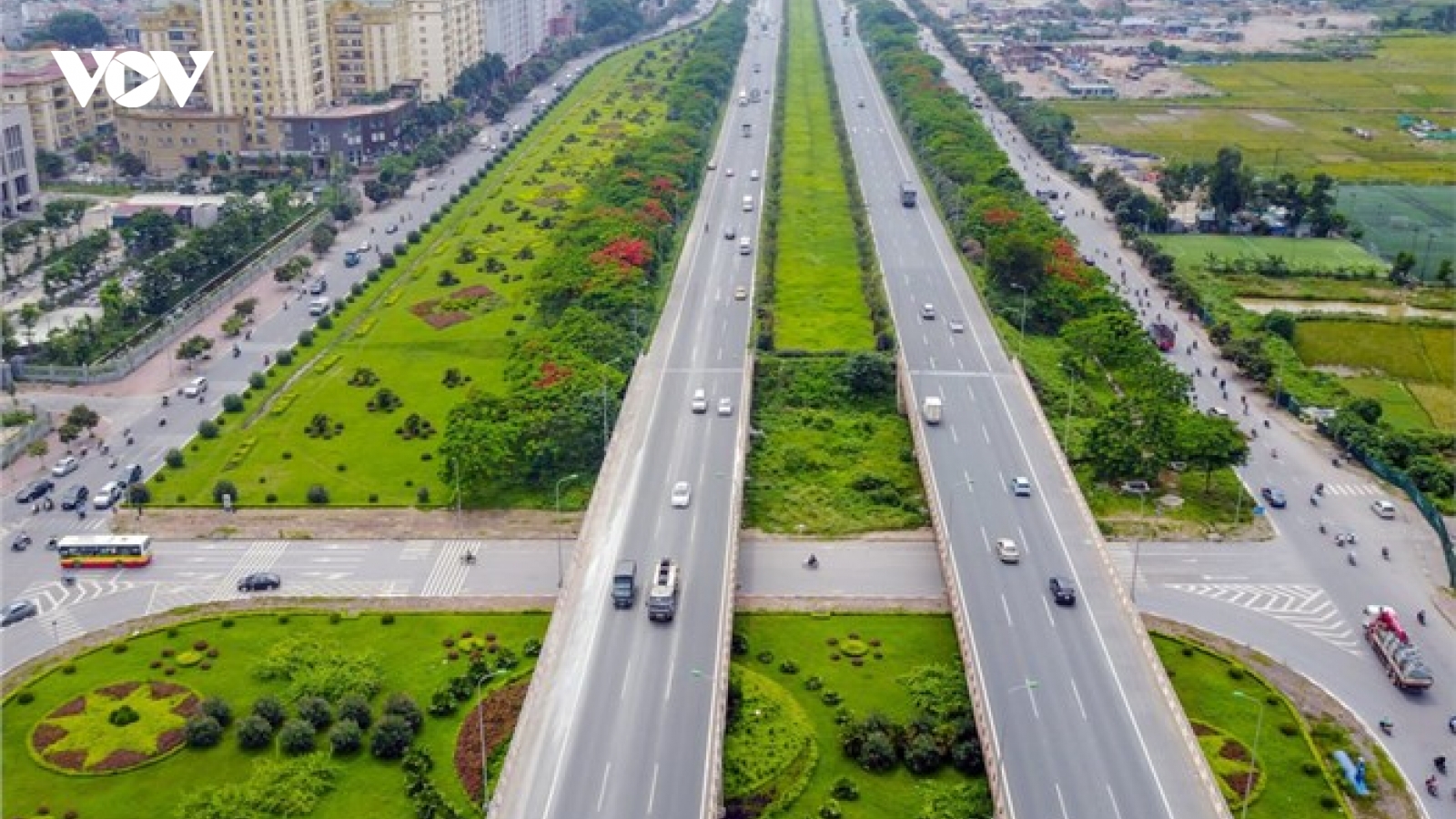 Tùy bút "Đất nước đang trên đường lớn"