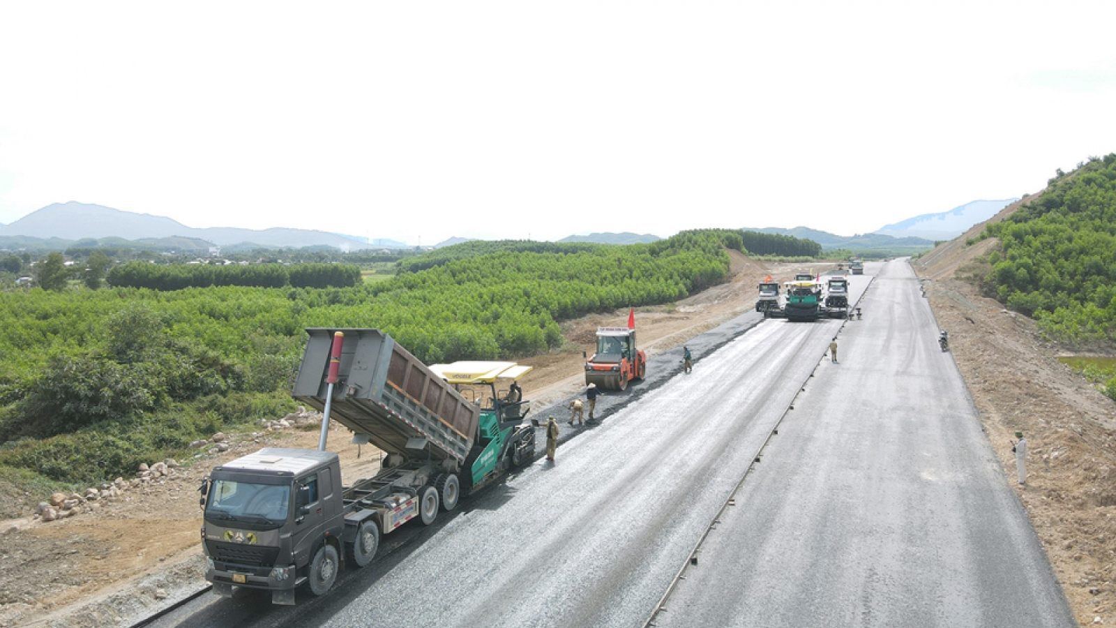 Đẩy nhanh tiến độ thi công các dự án cao tốc qua 2 tỉnh Khánh Hòa và Phú Yên
