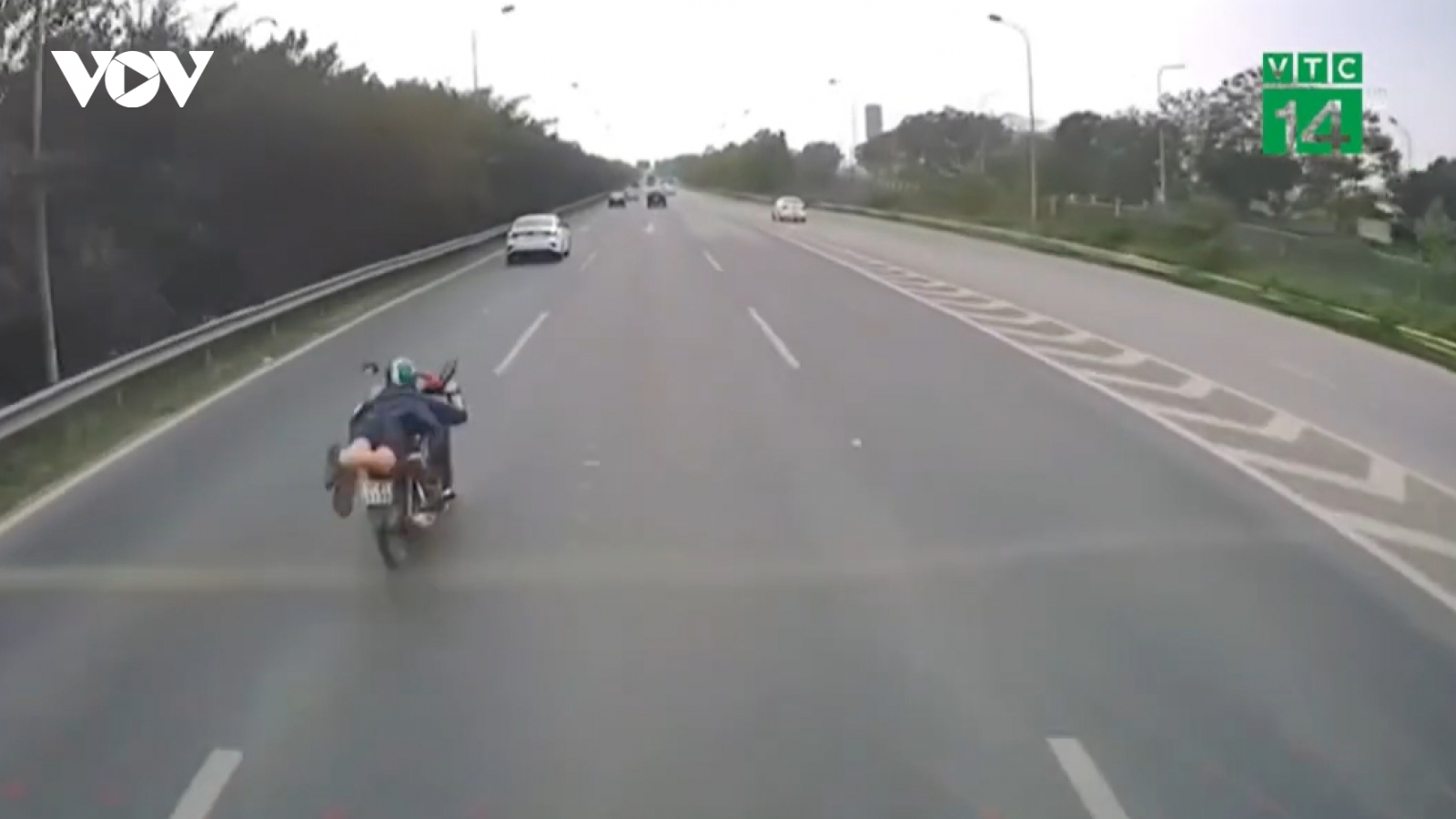 Tạm giữ tài xế nằm trên yên xe tạt đầu ô tô trên cao tốc