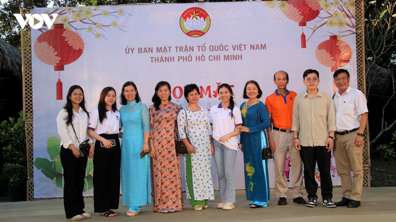 Gia đình Việt với sinh viên Lào và Campuchia
