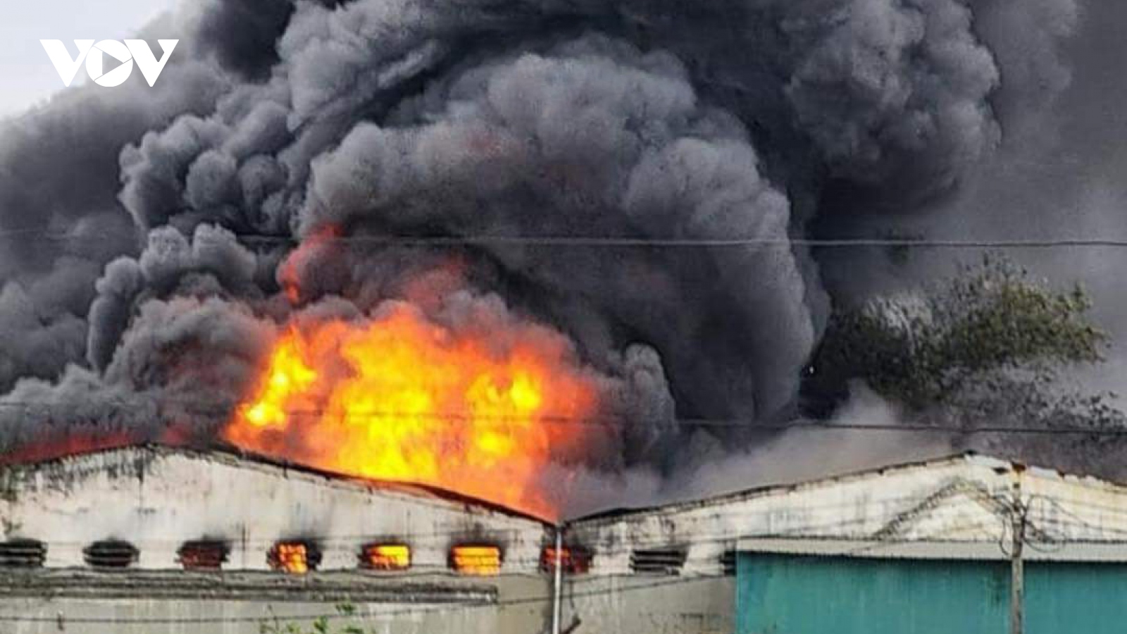 Cháy lớn tại một xưởng tập kết nhựa ở Bắc Ninh