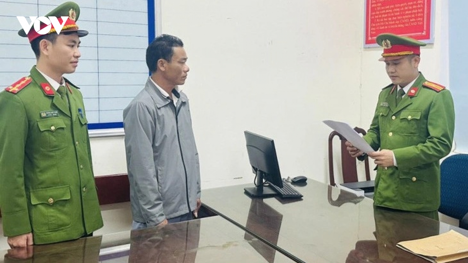 Khởi tố tài xế ô tô chống đối đo nồng độ cồn, bóp mặt, xô đẩy cảnh sát