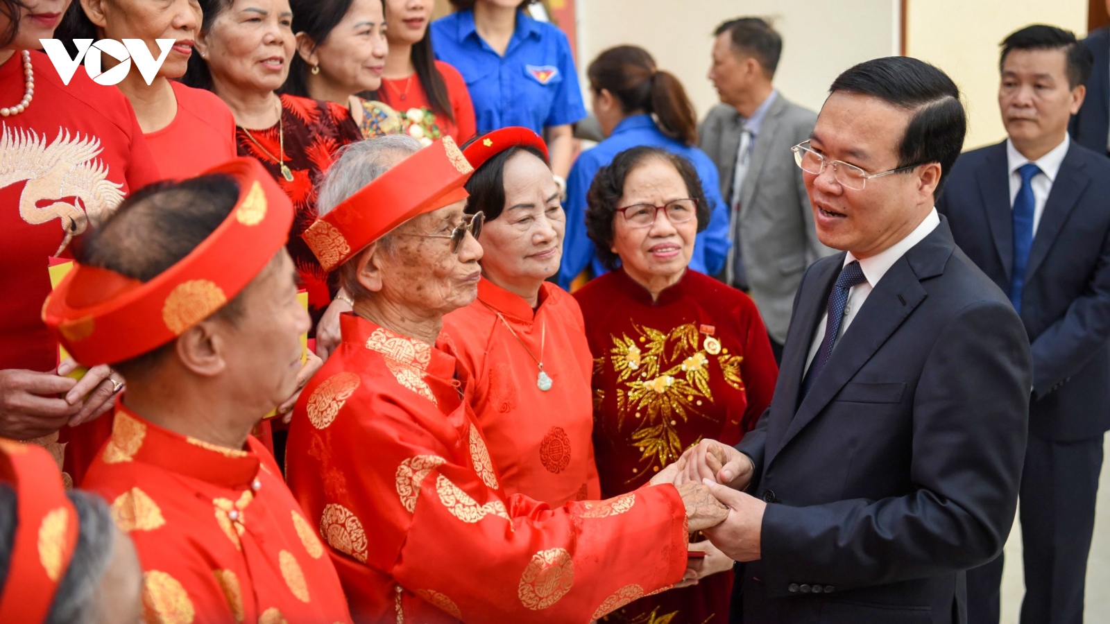 Chủ tịch nước Võ Văn Thưởng trồng cây, thăm hỏi các cụ cao niên ở Đông Anh