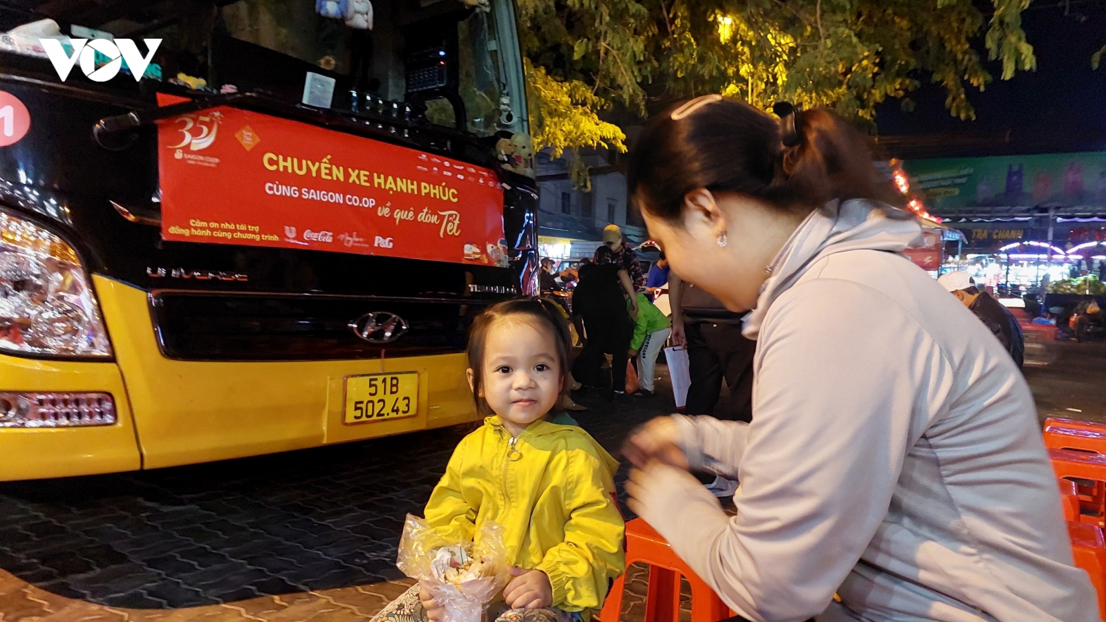 Khởi hành "chuyến xe hạnh phúc" đưa miễn phí 900 người dân về quê đón Tết