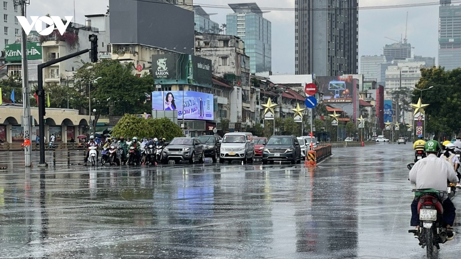 TP.HCM xuất hiện mưa giữa lúc nắng nóng như đổ lửa