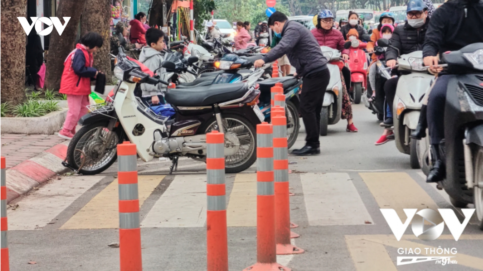 Cổng trường an toàn: Phụ huynh ủng hộ, mong tối ưu hơn