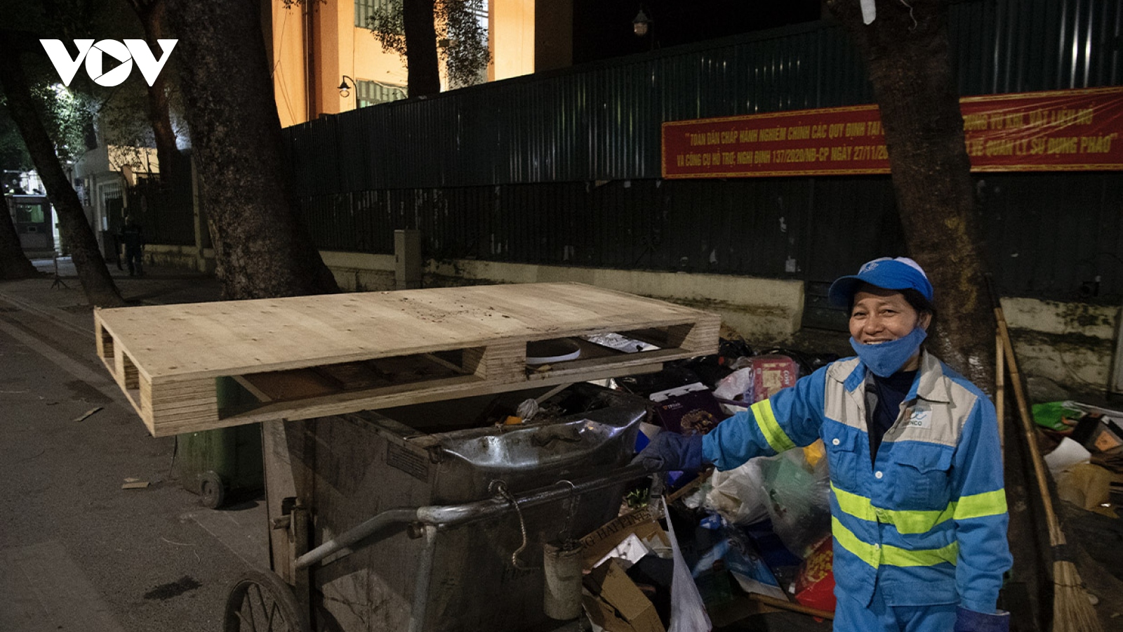 Tâm sự của nữ công nhân vệ sinh môi trường 29 năm đón giao thừa ngoài đường