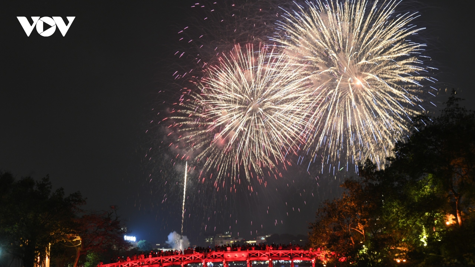Mãn nhãn với loạt pháo hoa rực sáng tại Hồ Gươm đón chào năm mới