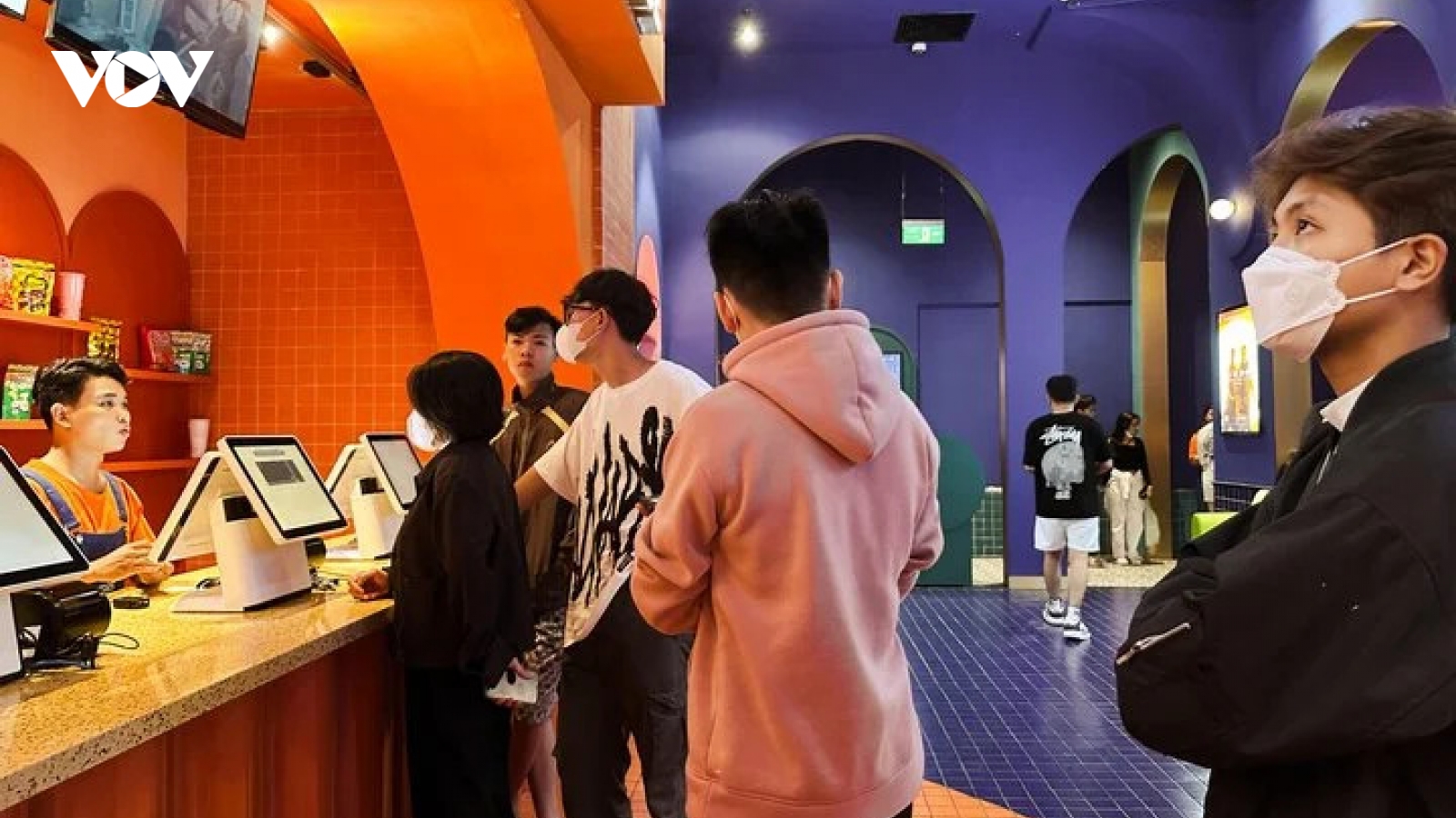 Khán giả TP.HCM thất vọng vì nửa đêm vẫn không mua được vé "Đào, phở và piano"