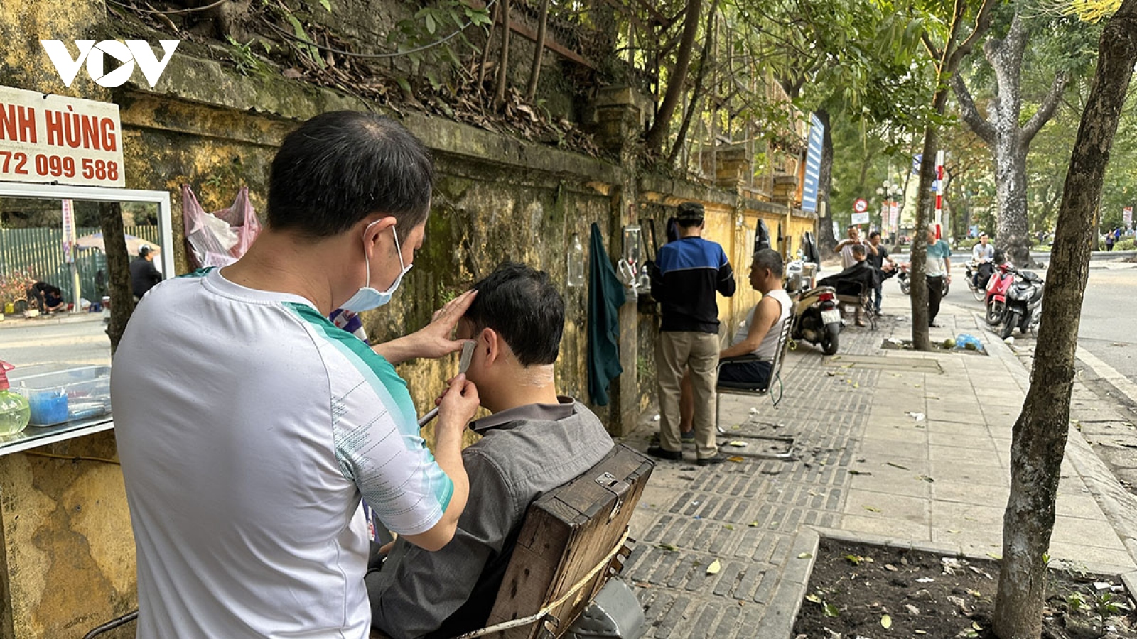 Mòn mỏi chờ cắt tóc, rửa xe ở Hà Nội những ngày cận Tết Giáp Thìn
