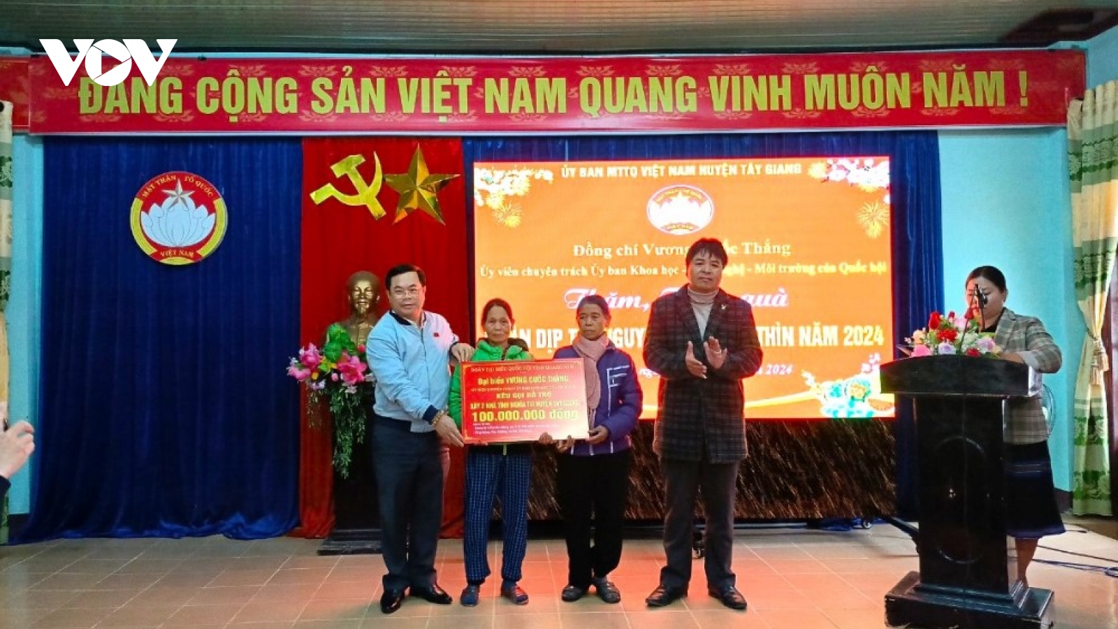 Trao 250 suất quà và 2 nhà đại đoàn kết tặng đồng bào miền núi Tây Giang, Quảng Nam