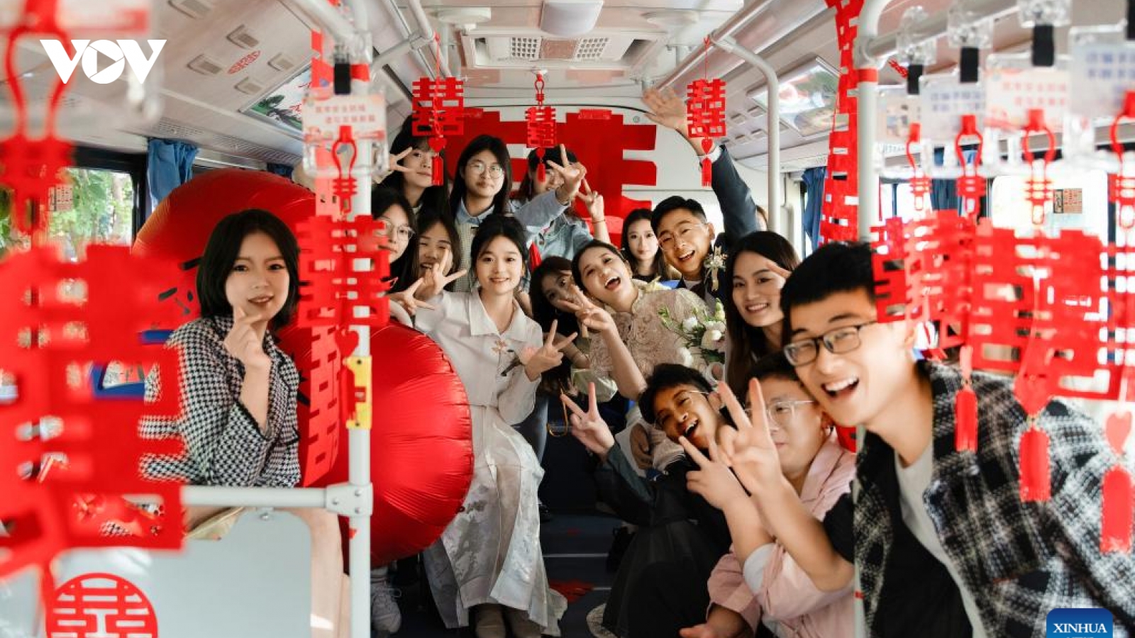 Đón dâu bằng xe buýt - Trào lưu cưới mới của các cặp đôi Trung Quốc