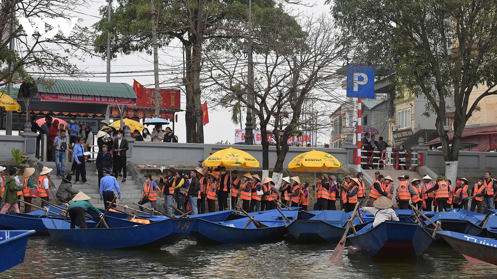 Suối Yến tấp nập, lái đò xếp hàng đón khách ngày khai hội chùa Hương