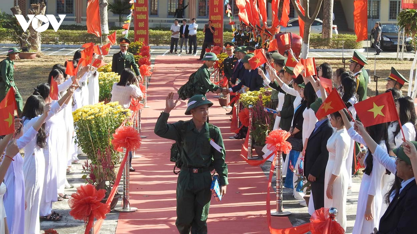 Hàng ngàn thanh niên hăng hái lên đường thực hiện nghĩa vụ quân sự