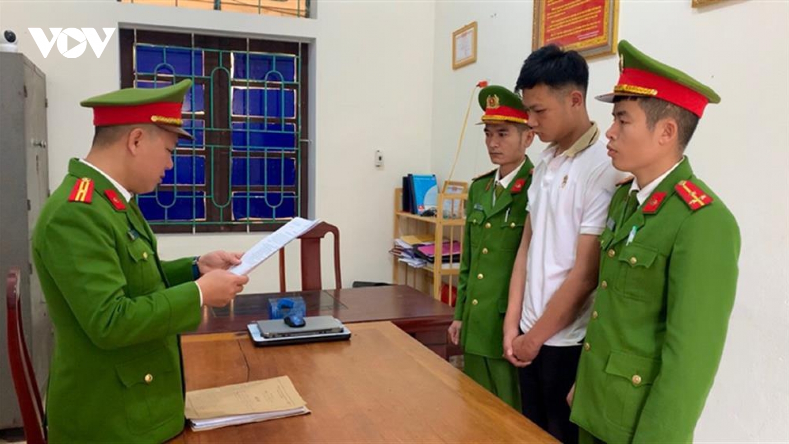 Khởi tố đối tượng không chấp hành hiệu lệnh, đâm bị thương cảnh sát giao thông
