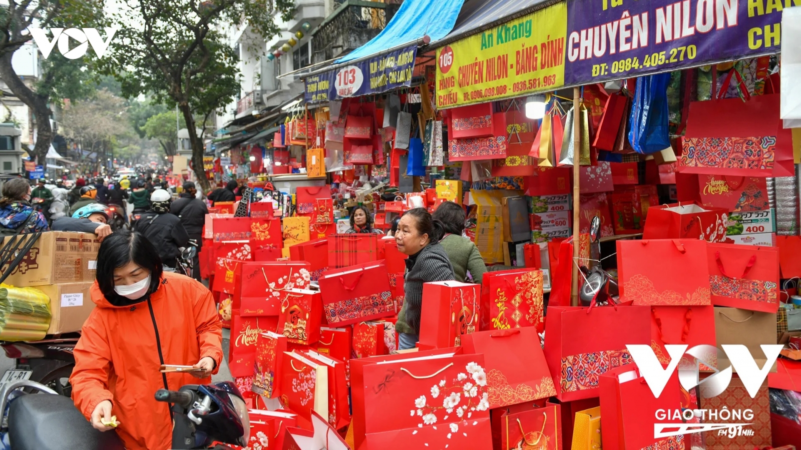 Rực rỡ sắc đỏ túi đựng quà Tết