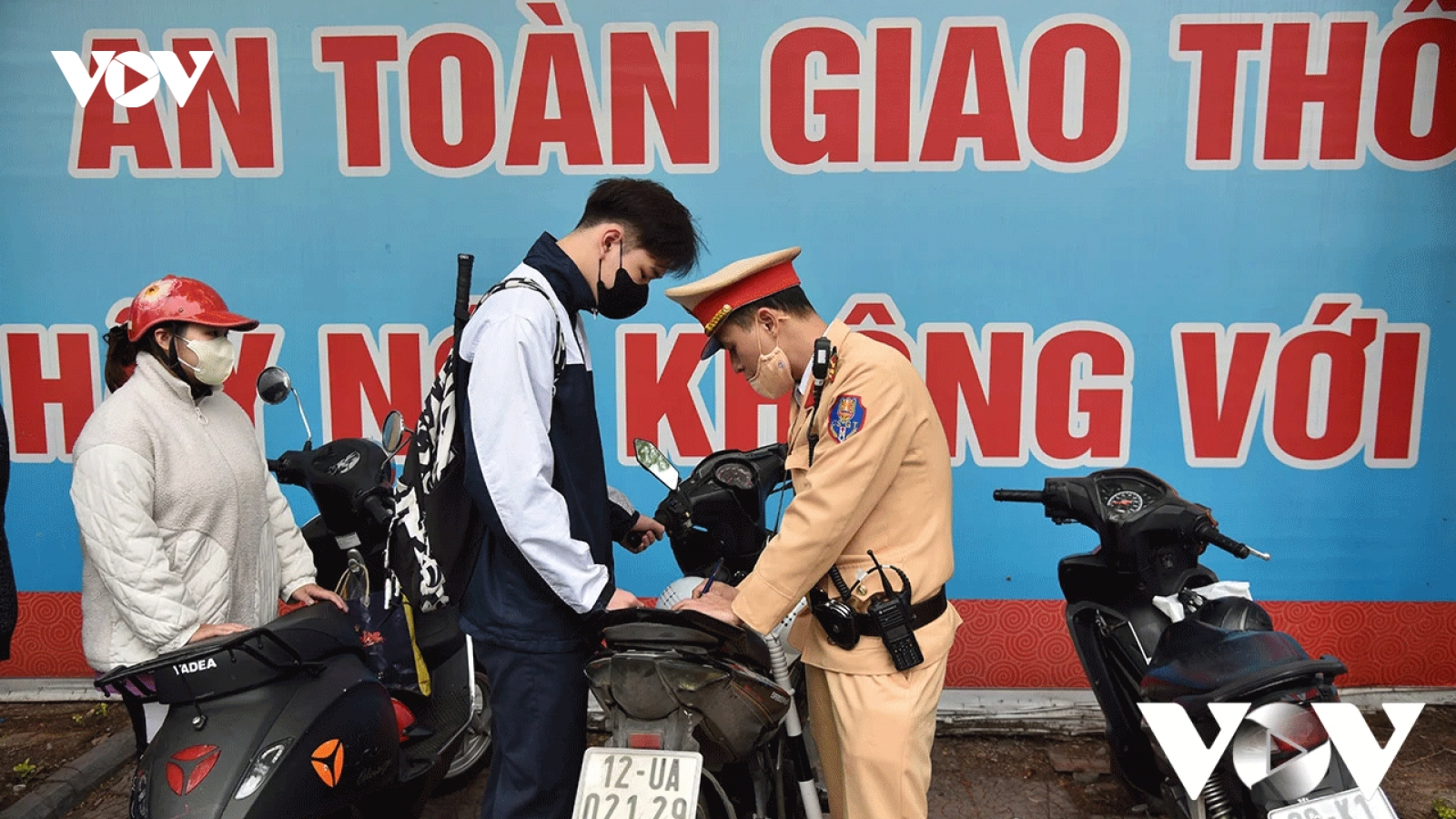 Không đội mũ bảo hiểm, hàng loạt học sinh bị CSGT phạt