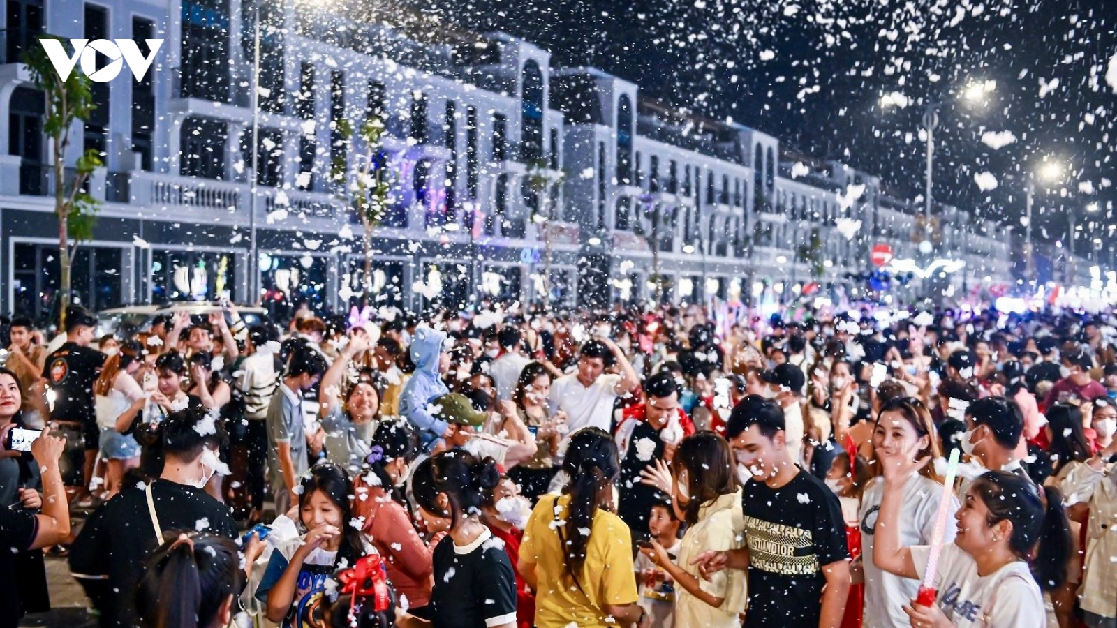 Người dân Đức Hòa tưng bừng đón Tết trên Đại lộ phố trung tâm