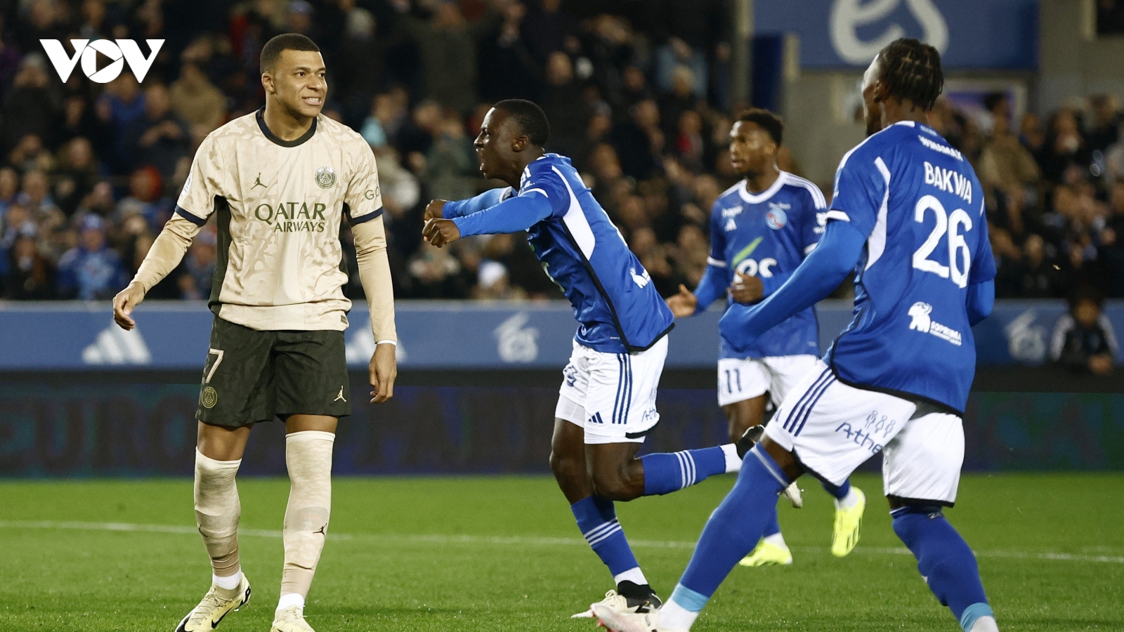 Kết quả bóng đá hôm nay 3/2: Mbappe đá hỏng phạt đền, PSG thắng vất vả