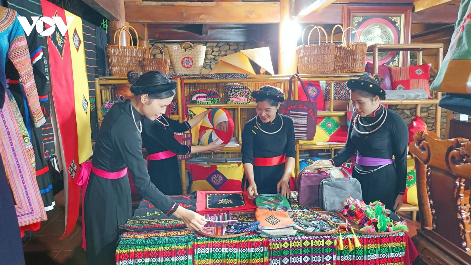Thổ cẩm Lâm Bình níu chân du khách