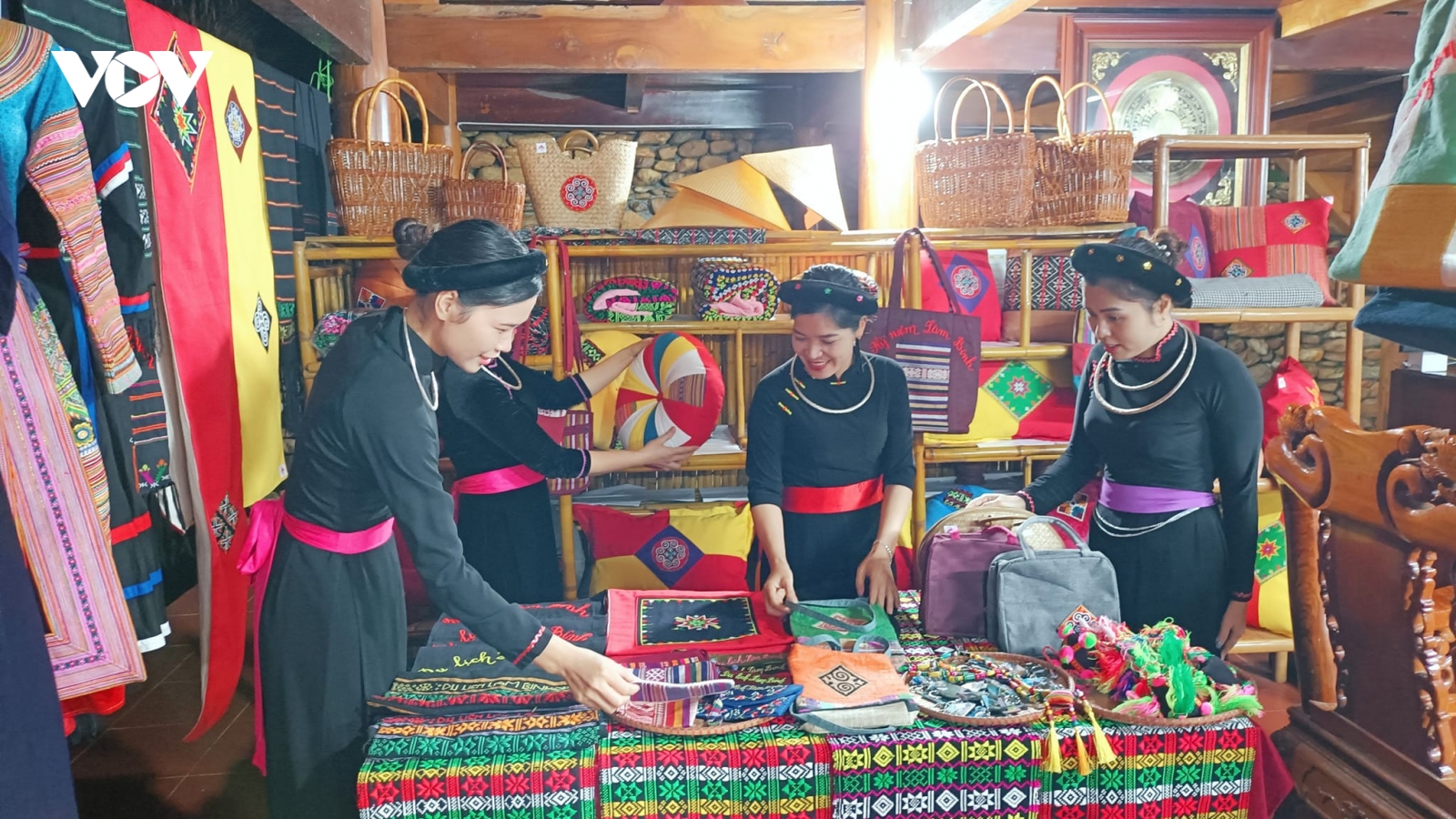 Thổ cẩm Lâm Bình níu chân du khách