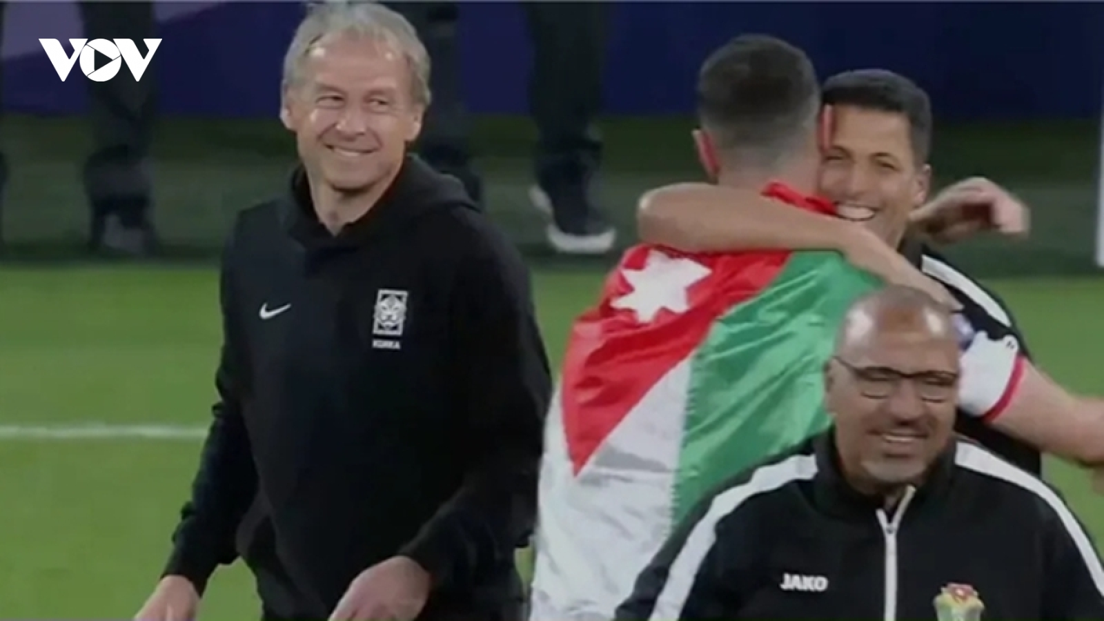 Vẫn cười khi ĐT Hàn Quốc bị loại, HLV Klinsmann hứng "bão" chỉ trích