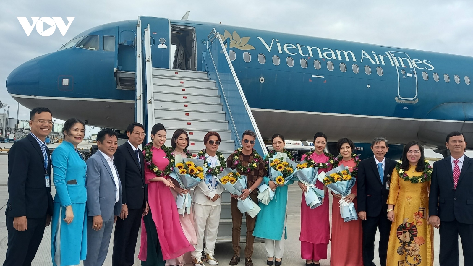 Ca sĩ Đàm Vĩnh Hưng và Vũ Hà xông đất cảng hàng không quốc tế Cam Ranh
