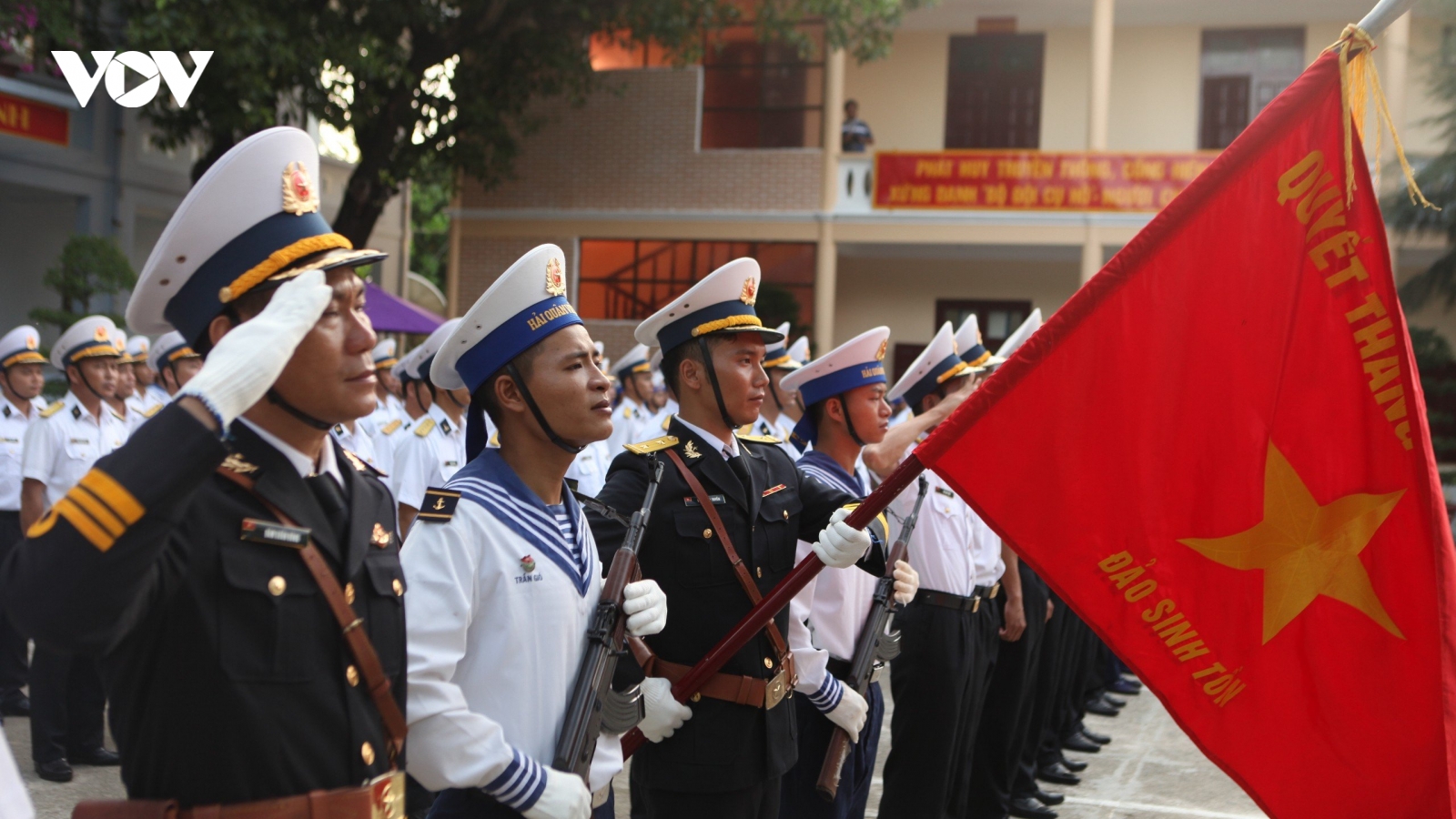 Thiêng liêng Lễ chào cờ sáng mùng 1 Tết trên quần đảo Trường Sa