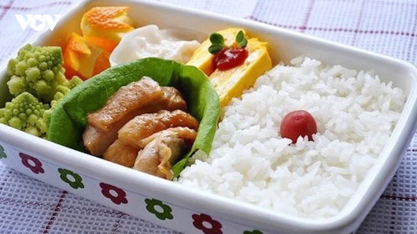 Cơm nhà mang đi ăn trưa có tốt?
