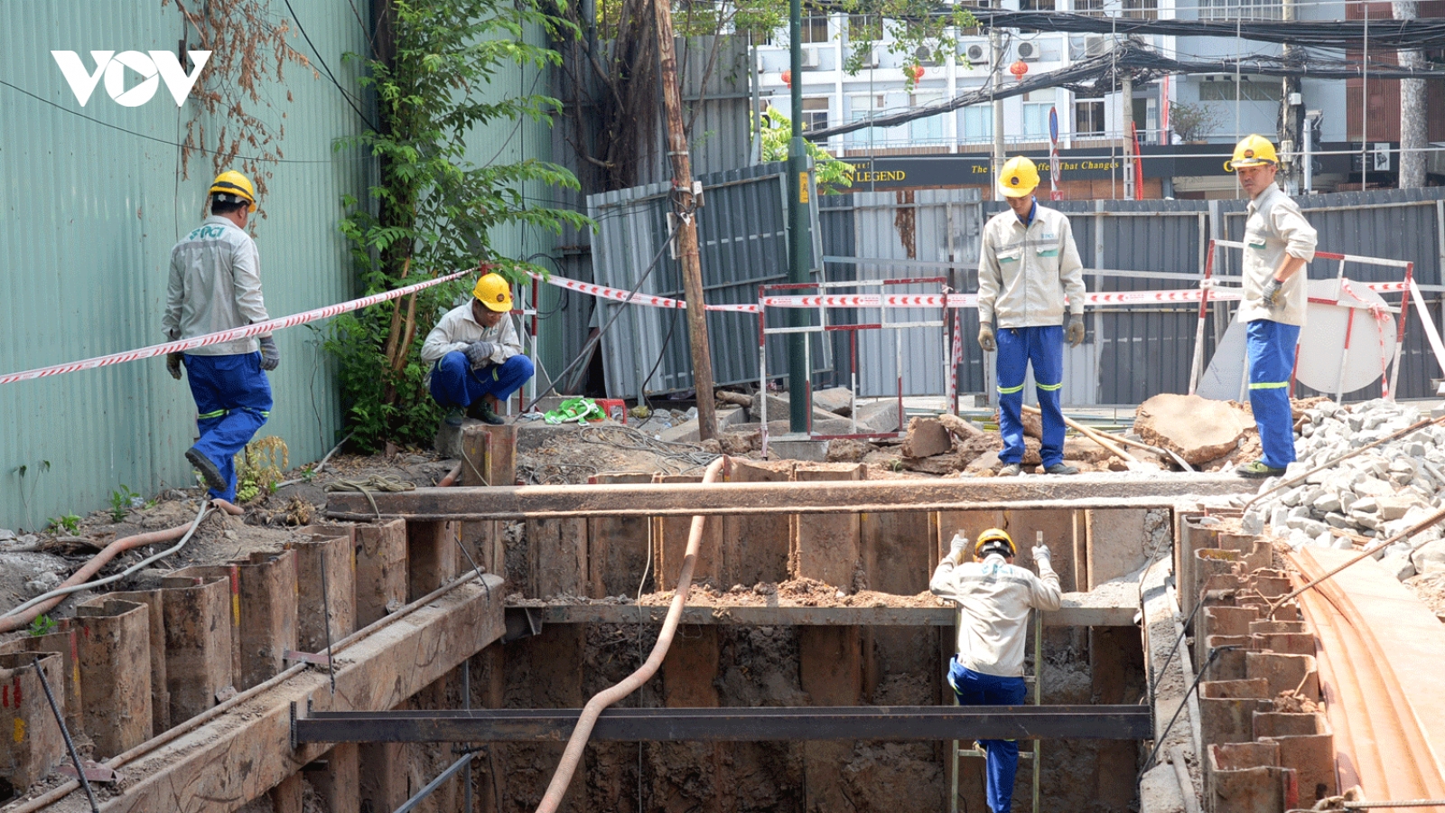 Tiến hành di dời cáp ngầm tại Công viên Tao Đàn để phục vụ thi công metro 2