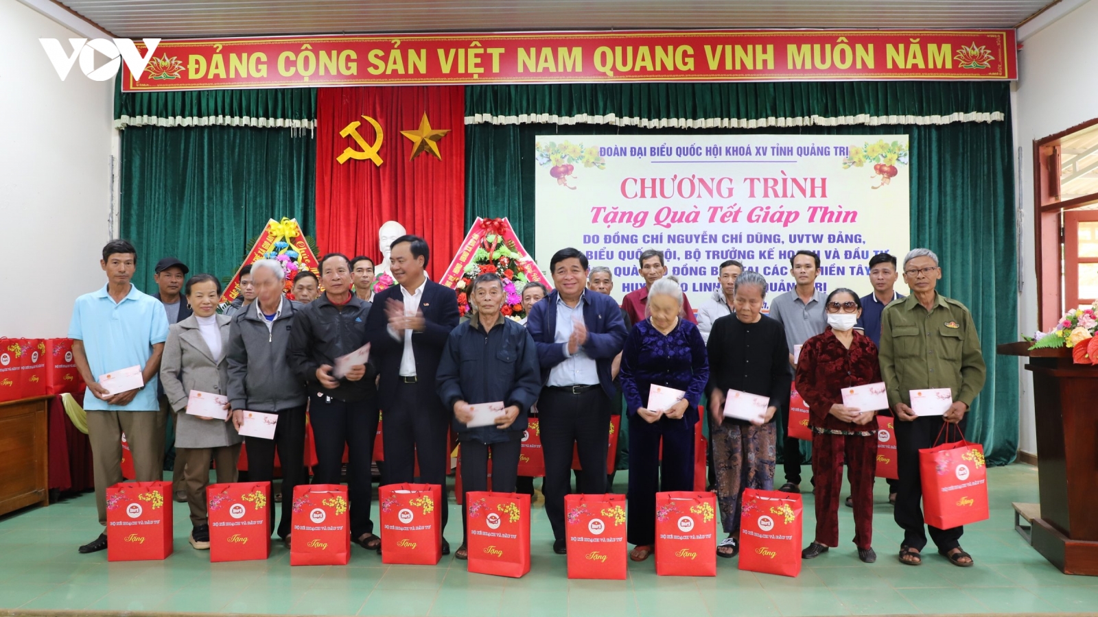 Tặng quà Tết cho hộ nghèo, gia đình chính sách, người có công tại Quảng Trị