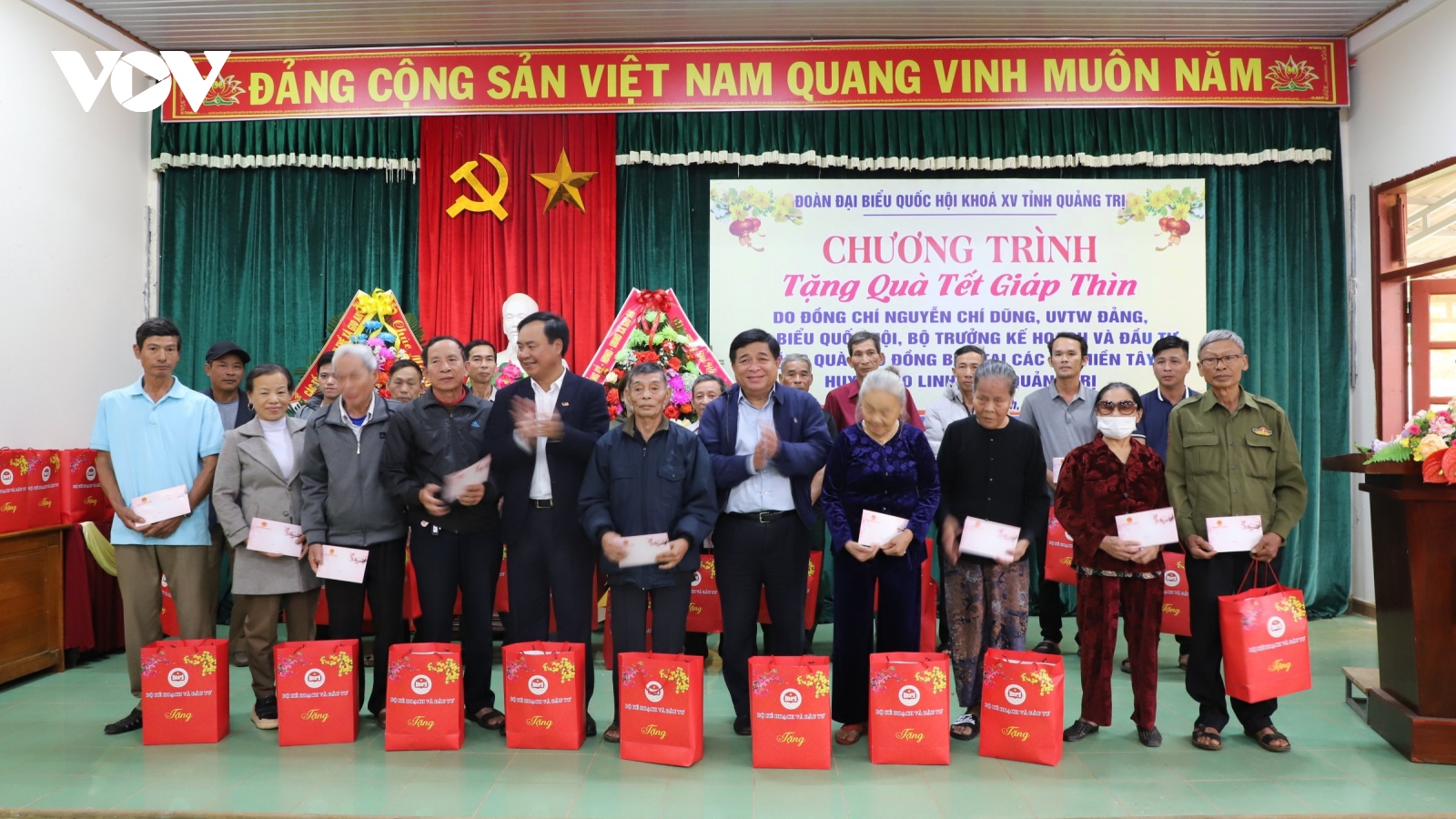 Tặng quà Tết cho hộ nghèo, gia đình chính sách, người có công tại Quảng Trị