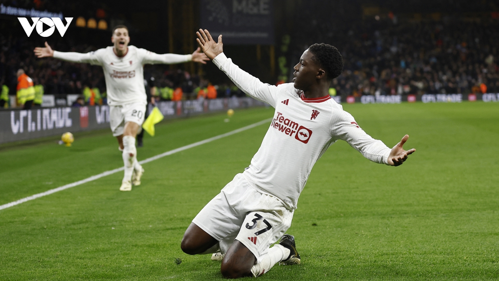 Sao trẻ toả sáng phút 90+7, MU thắng Wolves sau màn rượt đuổi tỷ số nghẹt thở
