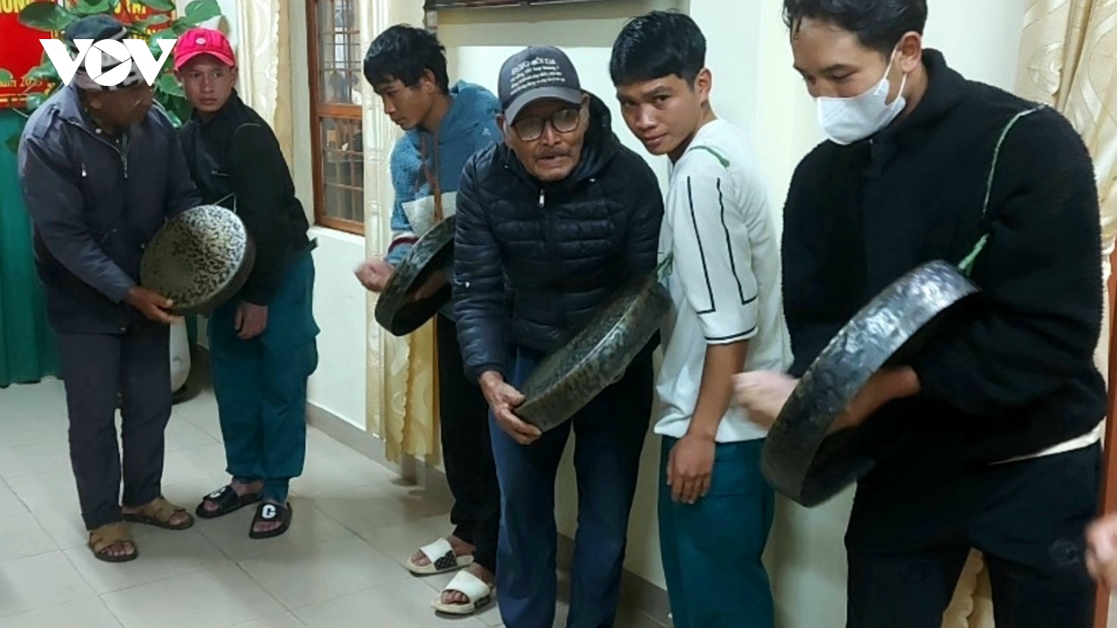 Nghệ nhân già và nỗ lực truyền dạy cồng chiêng cho thế hệ trẻ