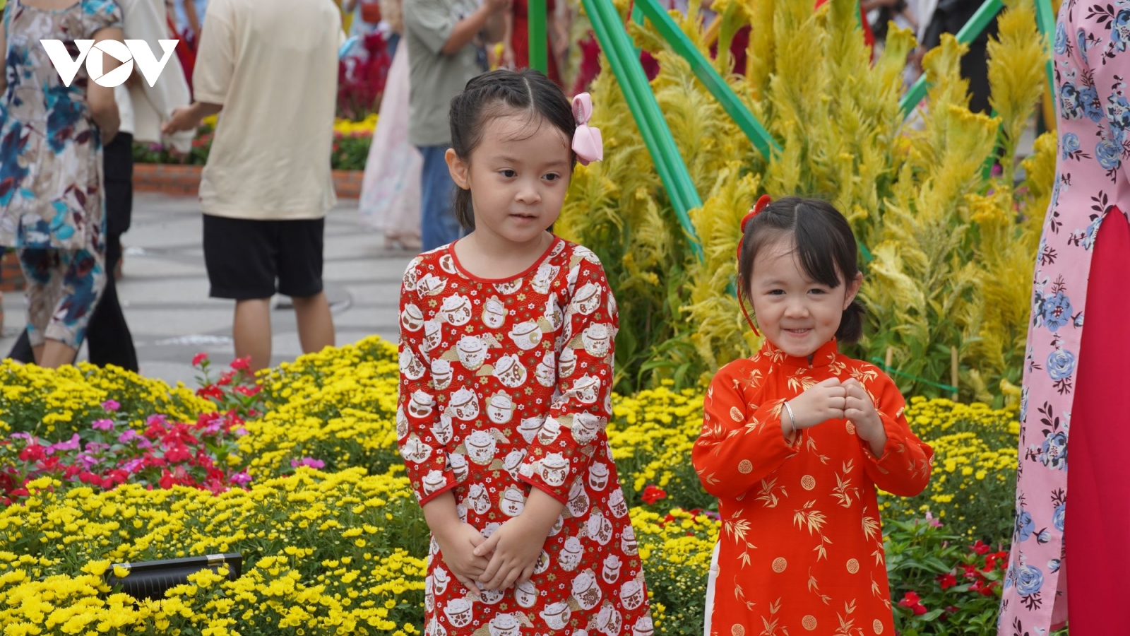 Đường hoa Tết Nguyễn Huệ tấp nập người tham quan ngày đầu nghỉ lễ