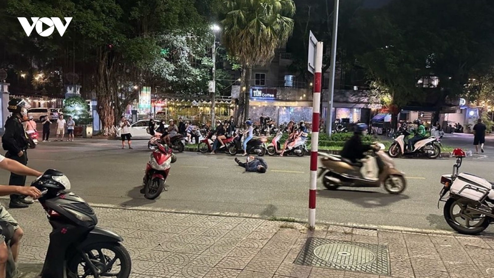 Người đàn ông nằm giữa đường khi bị kiểm tra nồng độ cồn