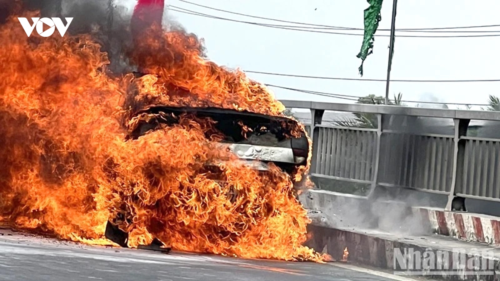 Ô tô bất ngờ bốc cháy trên quốc lộ