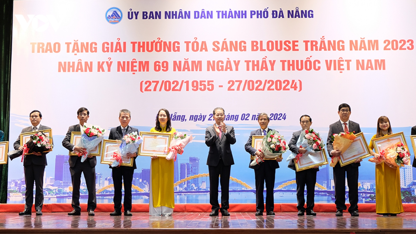 20 y, bác sĩ tiêu biểu ở Đà Nẵng nhận giải thưởng "Toả sáng Blouse trắng"