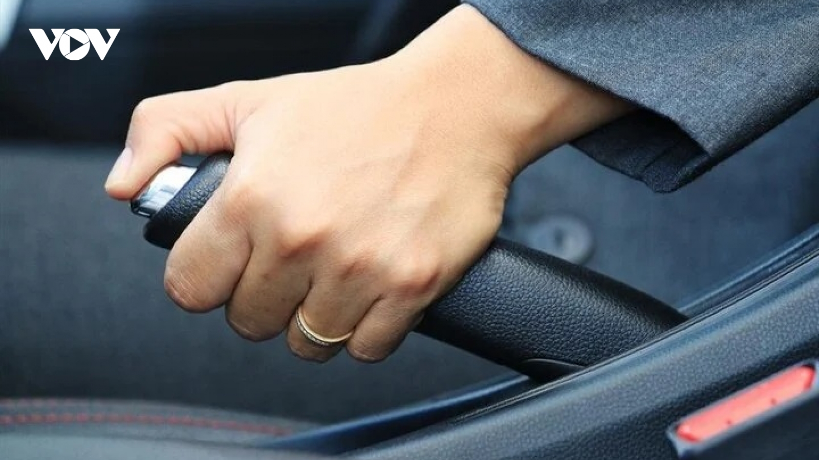 Trường hợp nào không bao giờ được sử dụng phanh tay?