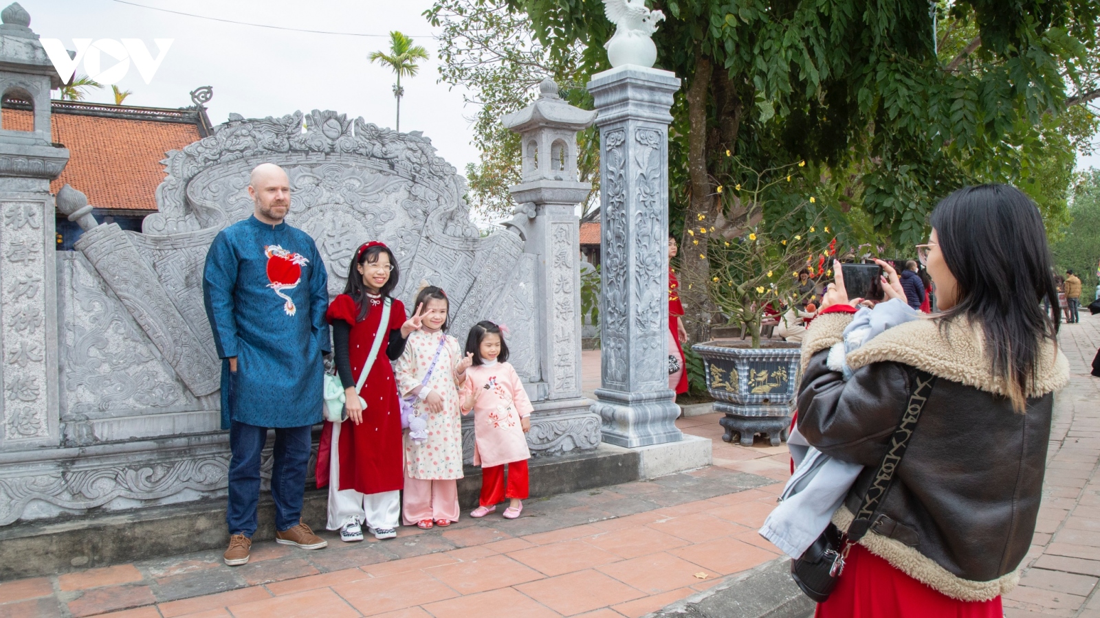 Hàng nghìn người đi du xuân, cầu an tại Khu di tích Bạch Đằng (Quảng Ninh)