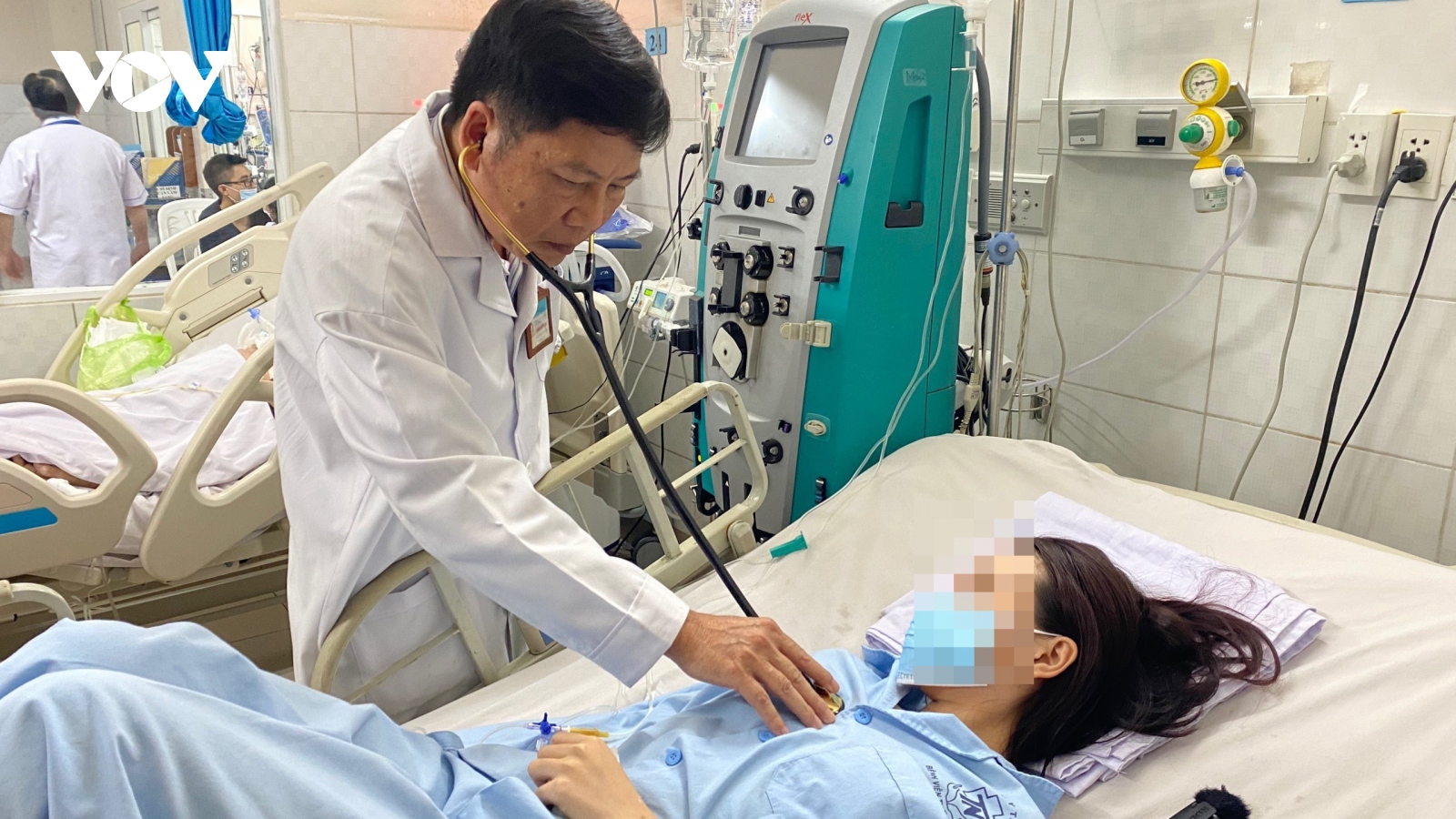 Uống “nước vui” trong tiệc sinh nhật, một nữ sinh suy hô hấp phải thở máy
