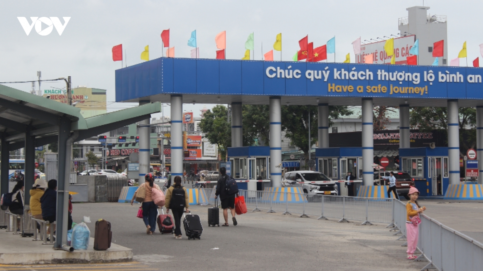 Bến xe đông đúc, nhộn nhịp khi người dân trở lại Đà Nẵng sau Tết