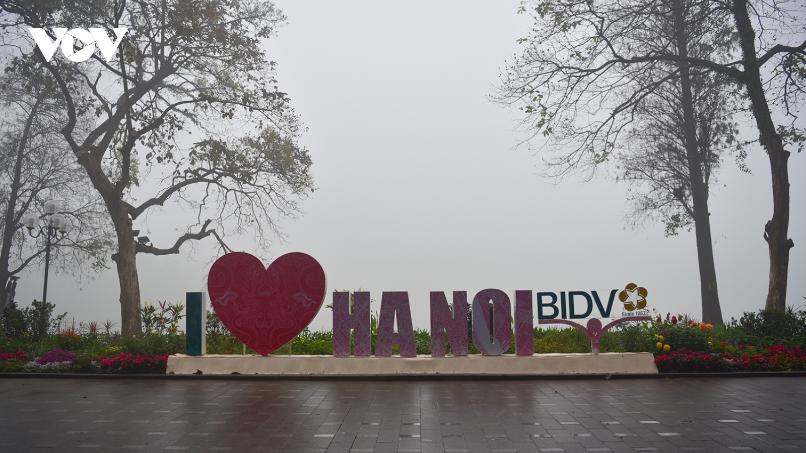 Sương mù dày đặc ở Hà Nội, người đi đường thận trọng