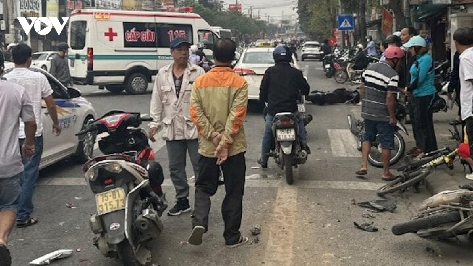 Taxi đâm liên hoàn nhiều xe máy, 5 người nhập viện: Lái xe buồn ngủ