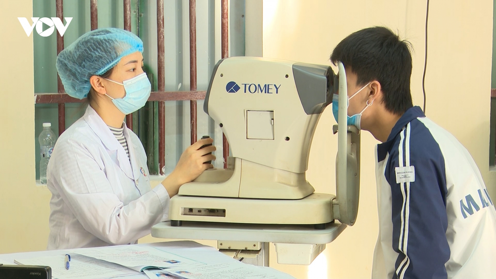 Thái Bình hỗ trợ chữa trị cho thanh niên bị cận trước khi tòng quân