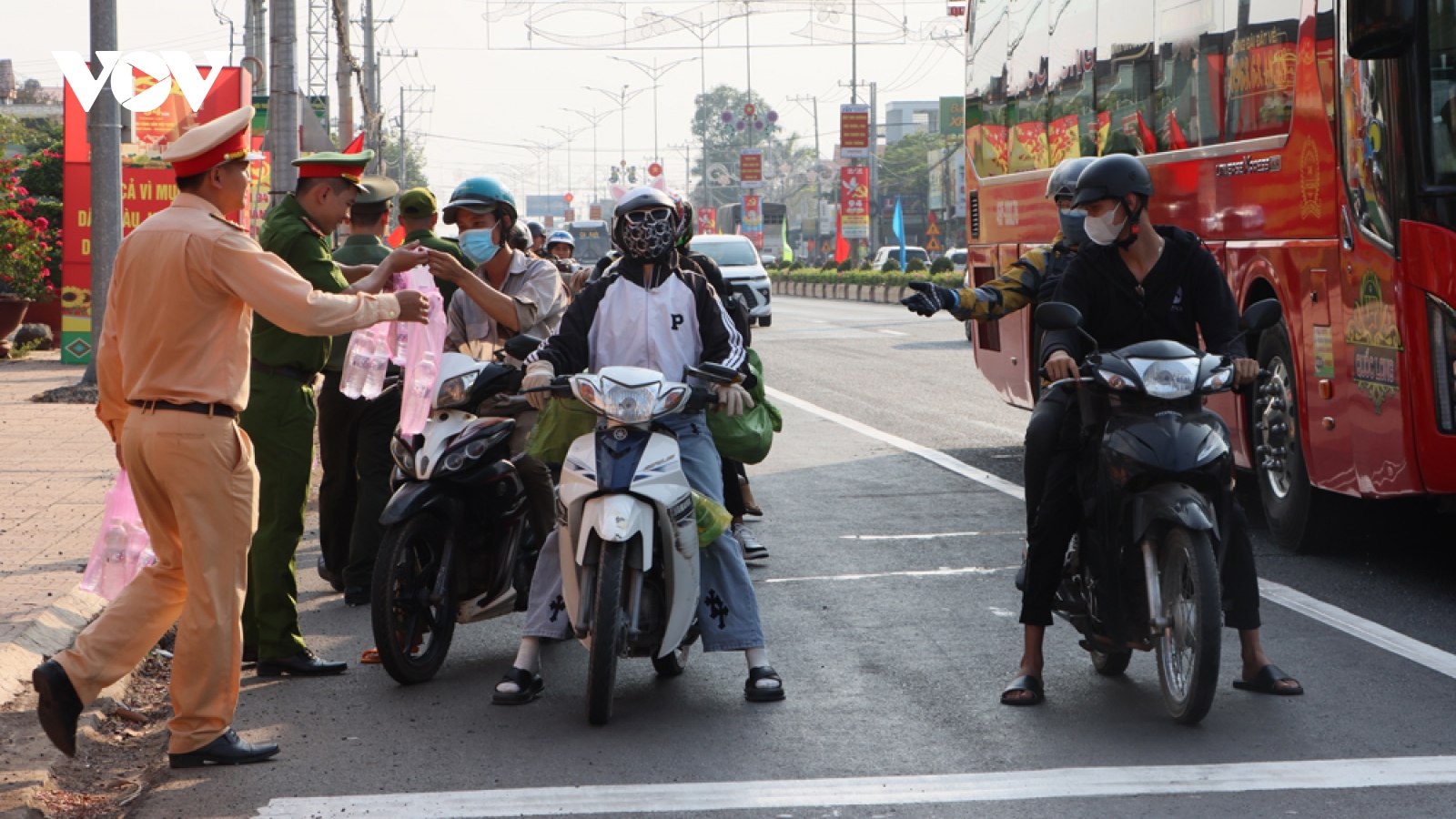 Phát nước, khăn lạnh cho công nhân về miền Tây, Tây Nguyên đón Tết